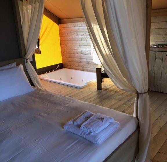 Deluxe Tent, Castello Di Serragiumenta