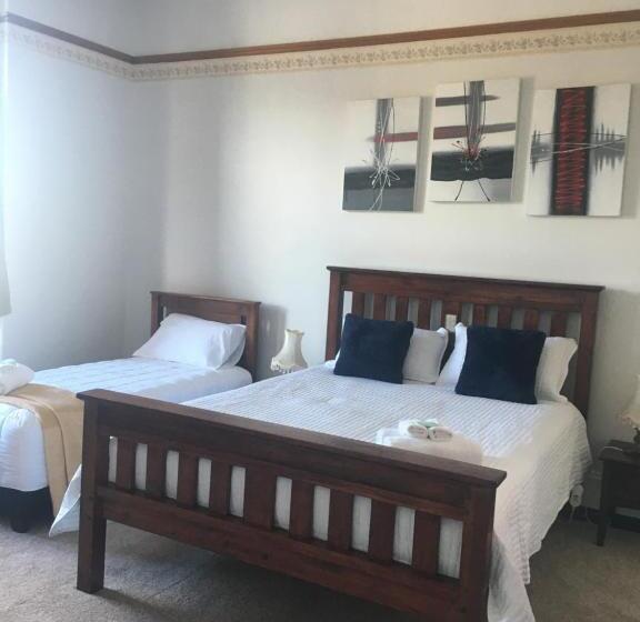 اتاق استاندارد چهار تخته, Sahara Guest House