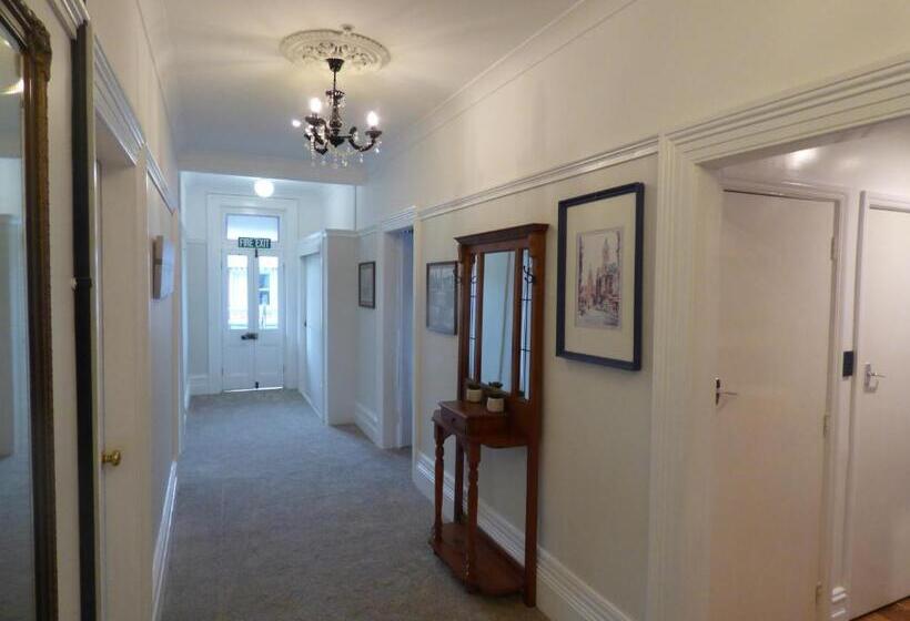 اتاق استاندارد سه نفره, Sahara Guest House