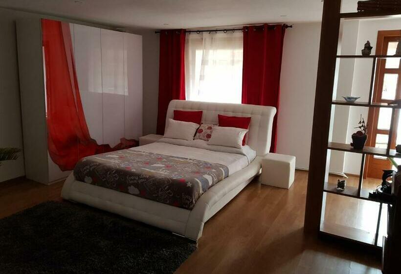 اتاق لوکس, Casa Cu Muri