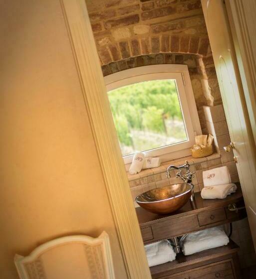 Полулюкс, Tenuta Montemagno Relais & Wines