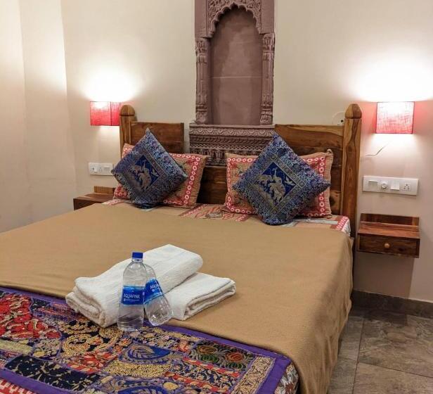 이코노미 룸, Corsican Haveli