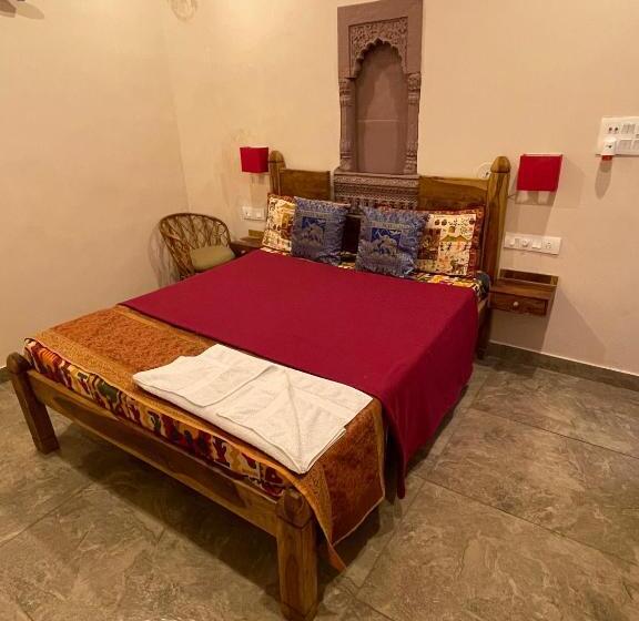 이코노미 룸, Corsican Haveli