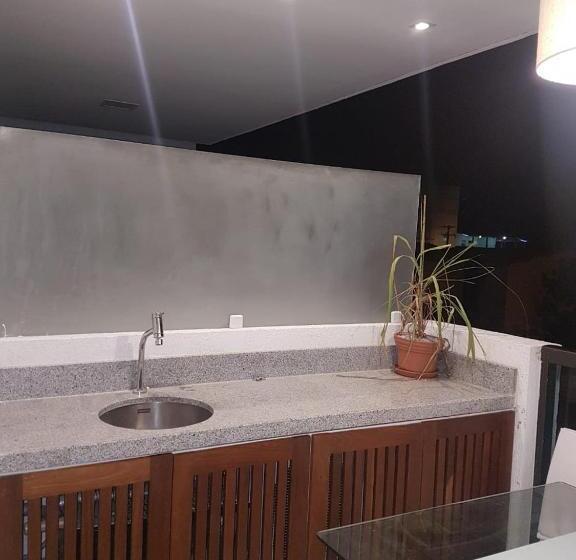 آپارتمان 1 خوابه با چشم‌انداز استخر, Laguna Beach Flat