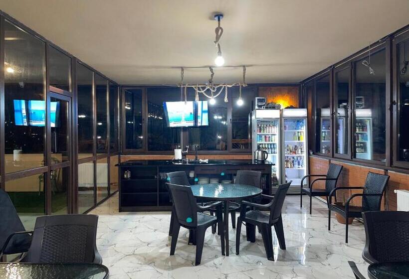 اتاق استاندارد با سرویس بهداشتی مشترک, Guest House Royal Comfort With Terrace