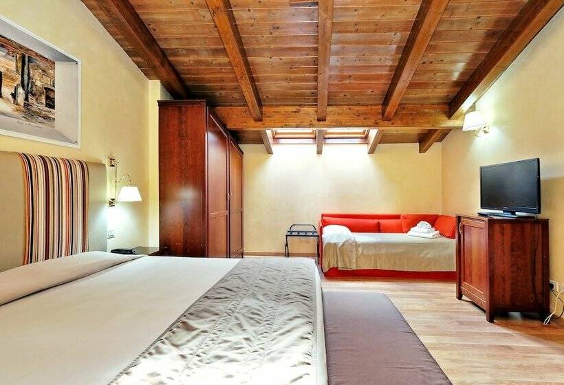 Habitación Triple Estándar, Camelia