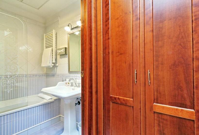 Habitación Triple Estándar, Camelia