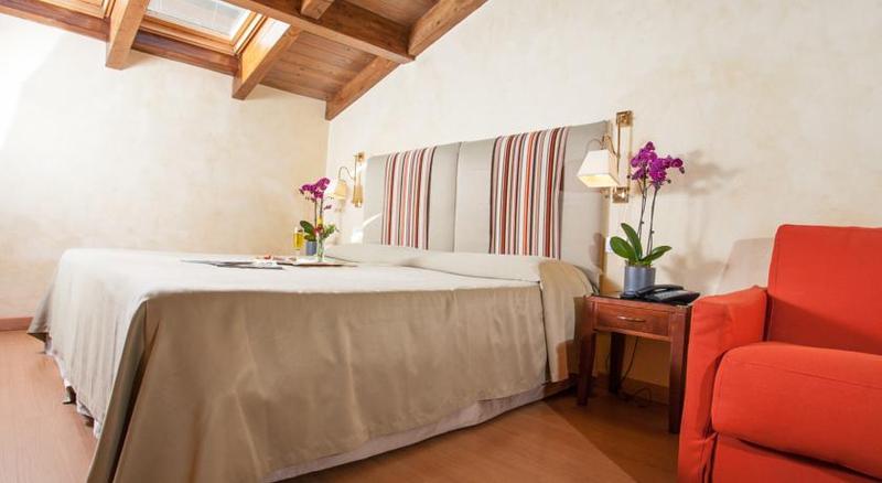Habitación Cuádruple Estándar, Camelia