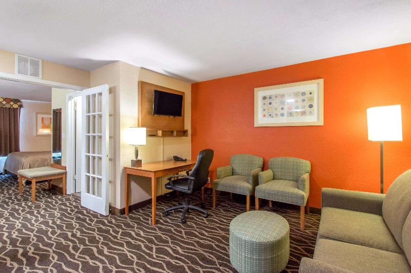 带大床的套房, Quality Inn & Suites I 35 Near Frost Bank Center