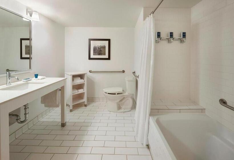 キングサイズベッドのスタンダードルーム, Four Points By Sheraton Halifax