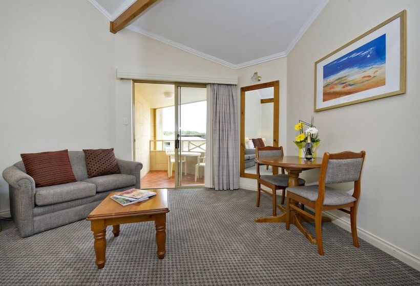 스탠다드 스튜디오, Abbey Beach Resort