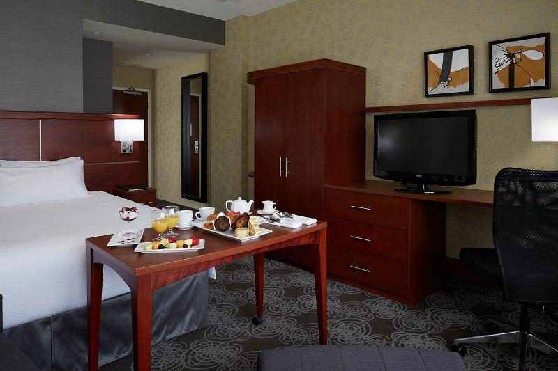 キングサイズベッドのスタンダードルーム, Courtyard By Marriott Montreal Airport