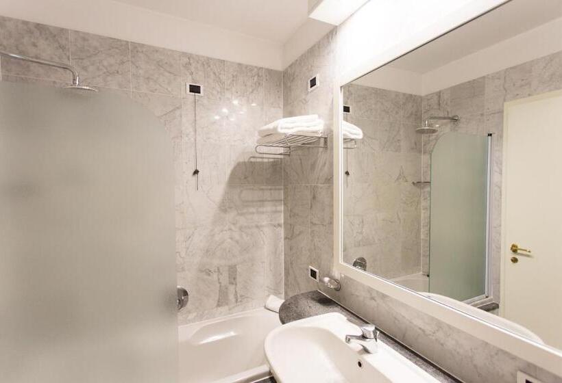 سوییت جونیور, Hostellerie Du Cheval Blanc