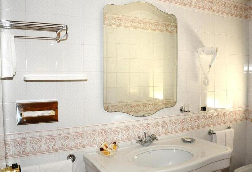 Трехместный Номер Стандарт с Балконом, Globus, Sure Hotel Collection By Best Western