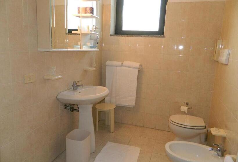 Семейный Номер, Ascot Lodging