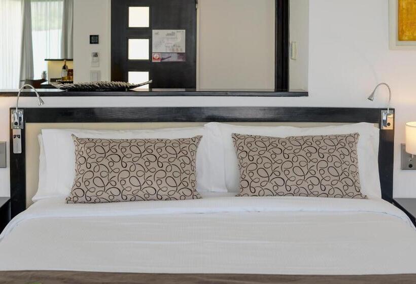Suite with lake view, Potrero De Los Funes