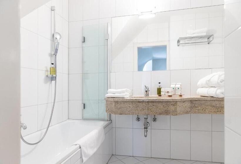 اتاق استاندارد با چشم‌انداز دریاچه, Dermuth Hotels – Parkvilla Wörth