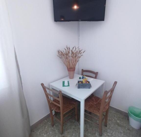 اتاق استاندارد با سرویس بهداشتی مشترک, Luce
