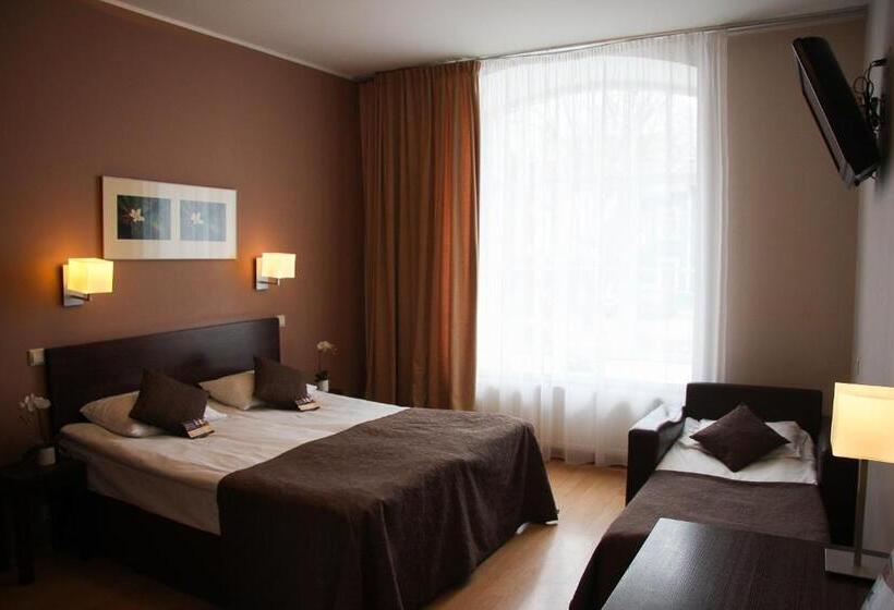 اتاق استاندارد سه تخته با چشم‌انداز باغ, City Hotel Tallinn By Unique Hotels