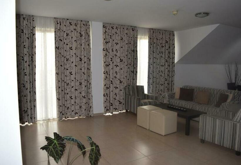 Люкс 3 Спальни, Capital Coast Resort And Spa