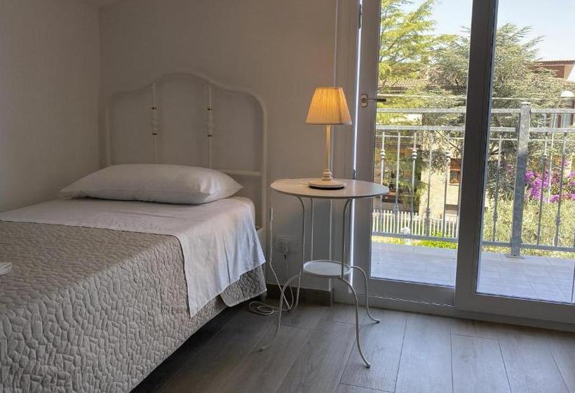 اتاق لوکس سه تخته, Borgo Incoronata B&b