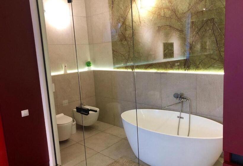 اتاق لوکس با چشم‌انداز دریا, Club House Arkadia Beach