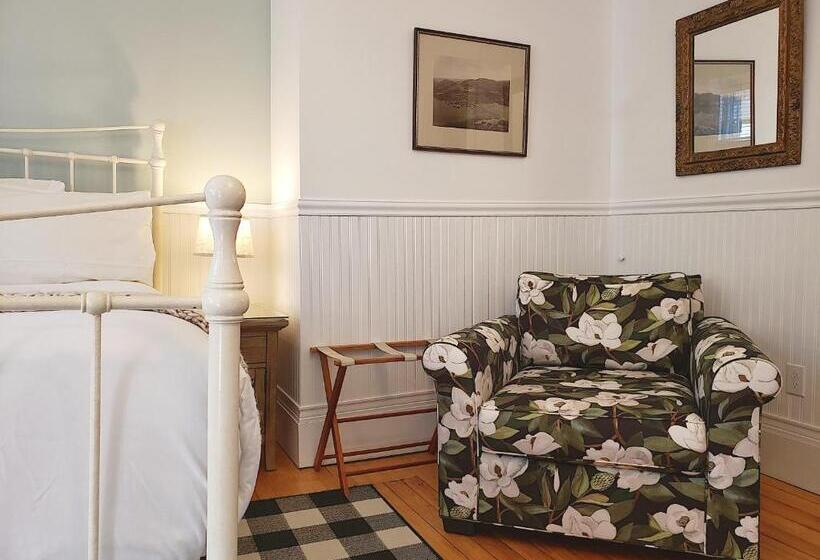 Хижина, Sand Bar Cottage Inn