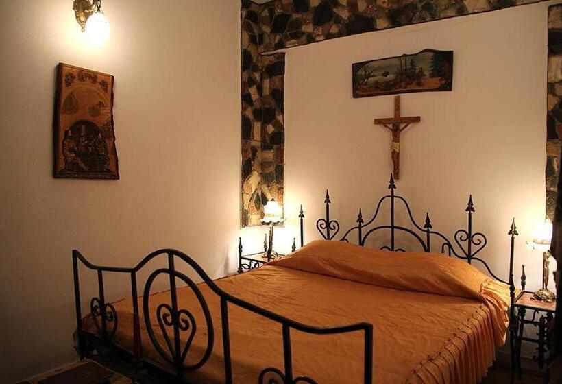 Cameră Economică, Hunter Prince Castle