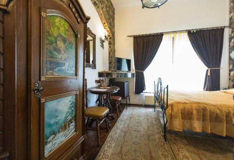 Cameră Economică, Hunter Prince Castle