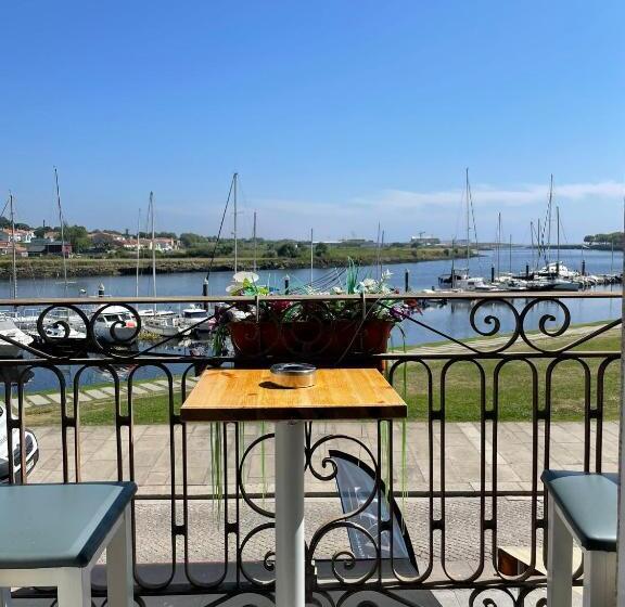 Номер Стандарт с Балконом, Naval Guest House & Bistro