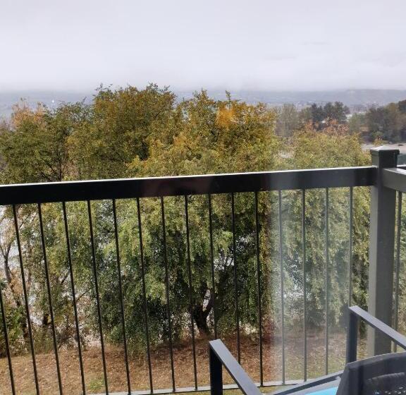 バルコニー付スイート, Riverland Inn & Suites