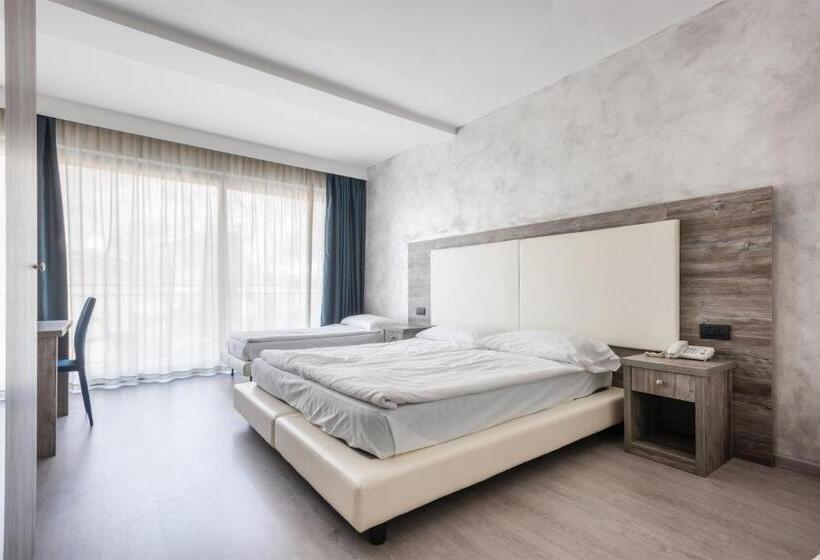 Deluxe Neljän Hengen Huone, De Nac