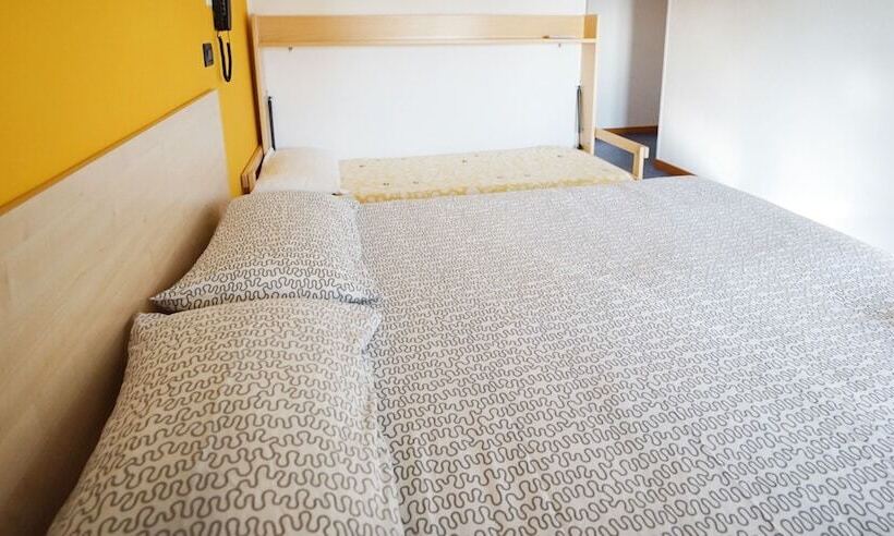 اتاق استاندارد سه نفره, Morfeo   Young People Hotels