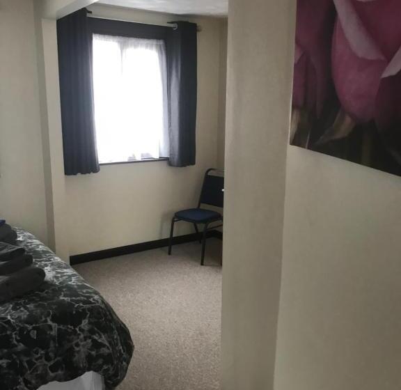 Номер Стандарт, Dolphin Hotel Public House Weymouth