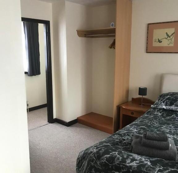 Номер Стандарт, Dolphin Hotel Public House Weymouth