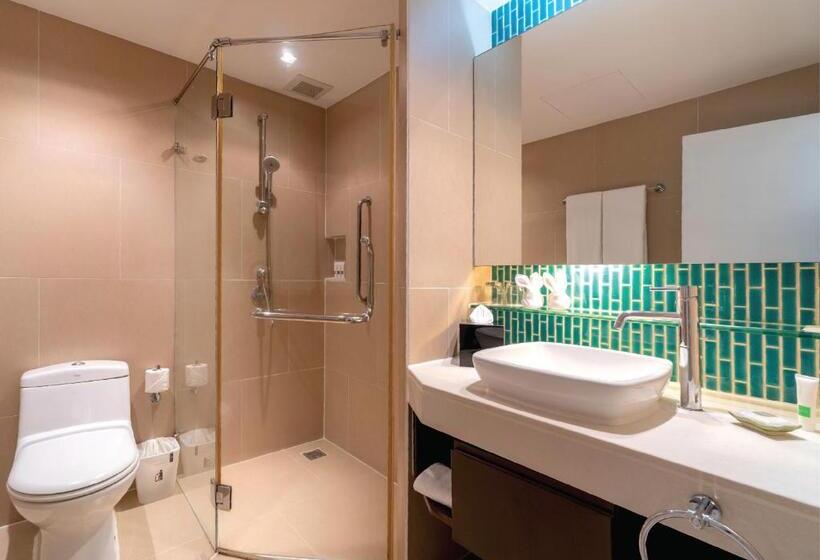 풀장 전망 스위트, Radisson Resort And Suites Phuket