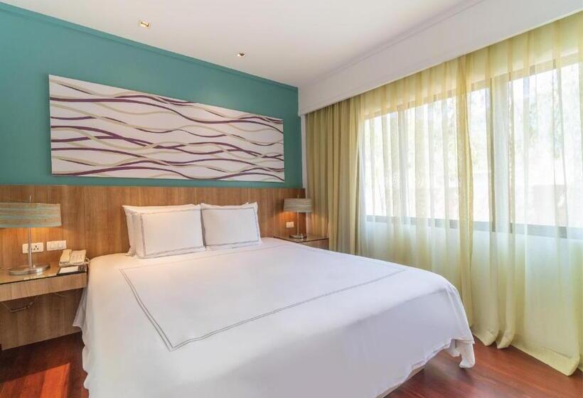 풀장 전망 스위트, Radisson Resort And Suites Phuket