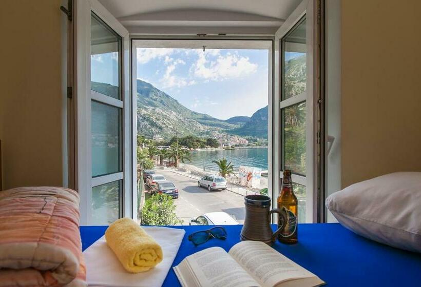 تختخواب در اتاق مشترک, Montenegro Hostel 4u