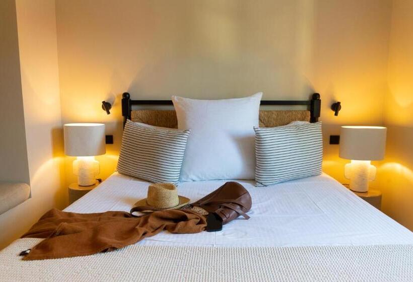 Номер Deluxe, Yayaki Spetses