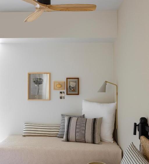 Номер Deluxe, Yayaki Spetses