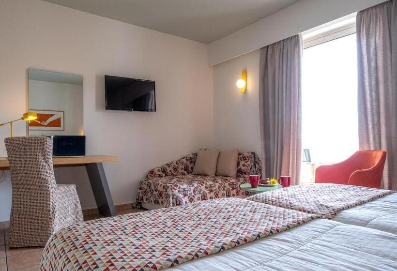 Номер Стандарт Вид на Бассейн, Flisvos Royal Hotel & Suites