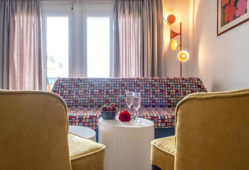Полулюкс, Flisvos Royal Hotel & Suites