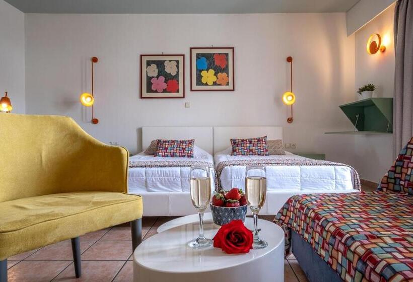 Полулюкс, Flisvos Royal Hotel & Suites