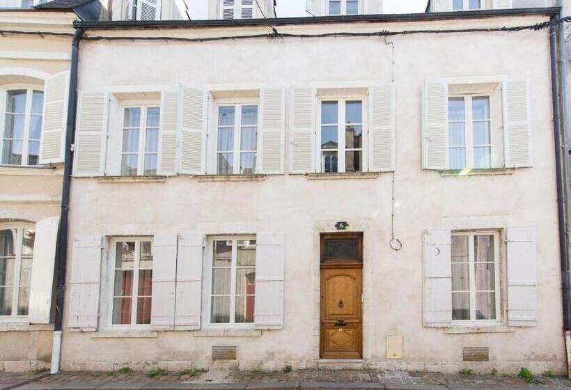 スタンダードルーム, Room In Guest Room   This 10th Century Home Sits In An Extraordinary Setting In The Center Of Orlean