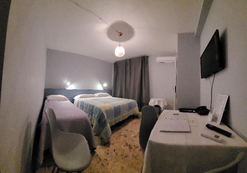 Номер Стандарт Трехместный, Mare Nostrum Petit Hôtel