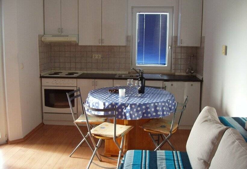 آپارتمان 1 خوابه با بالکن, Villa Toni