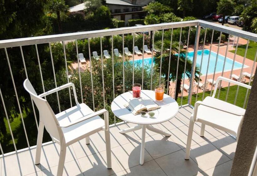 Номер Стандарт Вид на Бассейн, Brione Green Resort