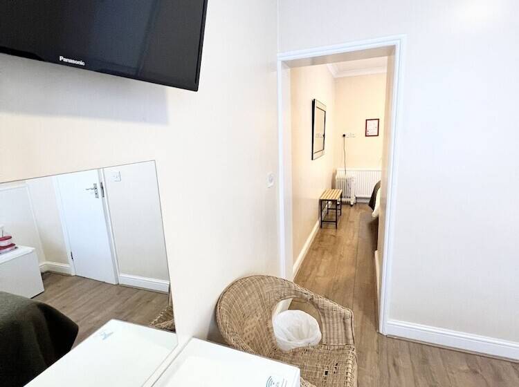 Четырехместный Номер Стандарт, Melbourne House