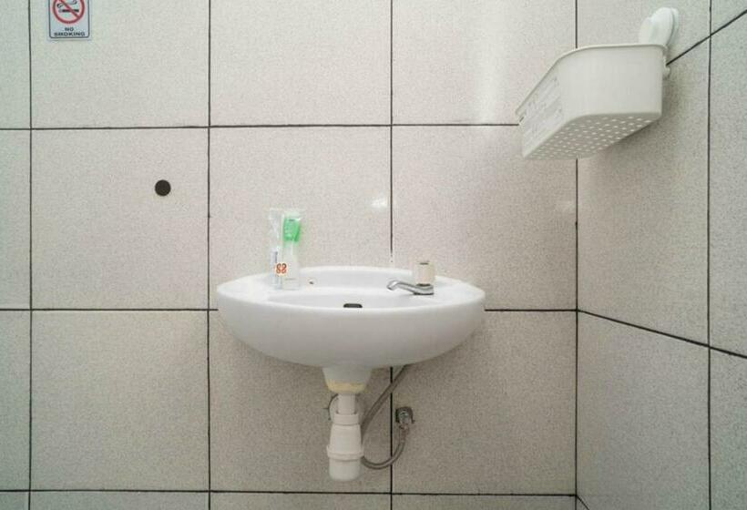 Номер Стандарт Совместная Ванная, Koolkost Near Taman Budaya Sentul
