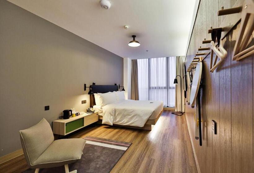 اتاق استاندارد با تخت بزرگ, Moxy Shanghai Hongqiao Necc